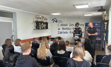 Funkcjonariusz prezentujący środki ochrony