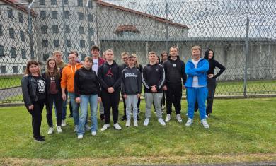 Uczniowie ZSP nr 2 w Końskich w trakcie wycieczki w piotrkowskim areszcie