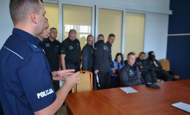 Funkcjonariusze Zakładu Karnego w Żytkowicach w trakcie szkolenia przez funkcjonariusza Policji.