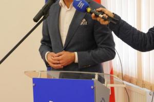 Zdjęcie przedstawia Ministra Aktywów Państwowych Pana Jana Kanthaka za pupiltem konferencyjnym podczas przemawiania.
