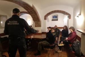 Na zdjęciu widoczni są uczestnicy zajęć oraz funkcjonariusz Służby Więziennej 
