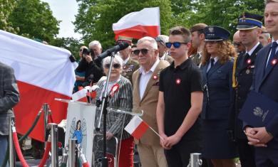 Dzień Flagi Rzeczypospolitej Polskiej to wyjątkowe święto, które przypomina nam o szacunku do narodowych symboli oraz o wspólnej odpowiedzialności za ich godne reprezentowanie.