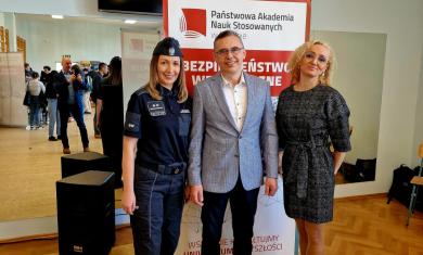 Funkcjonariuszka SW ZK Łupków w trakcie XII Targów Pracy w PANS, wraz z organizatorami.