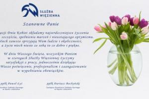 (opis alternatywny) karta z życzeniami z okazji dnia kobiet. Po prawej stronie życzeń wazon tulipanów.
